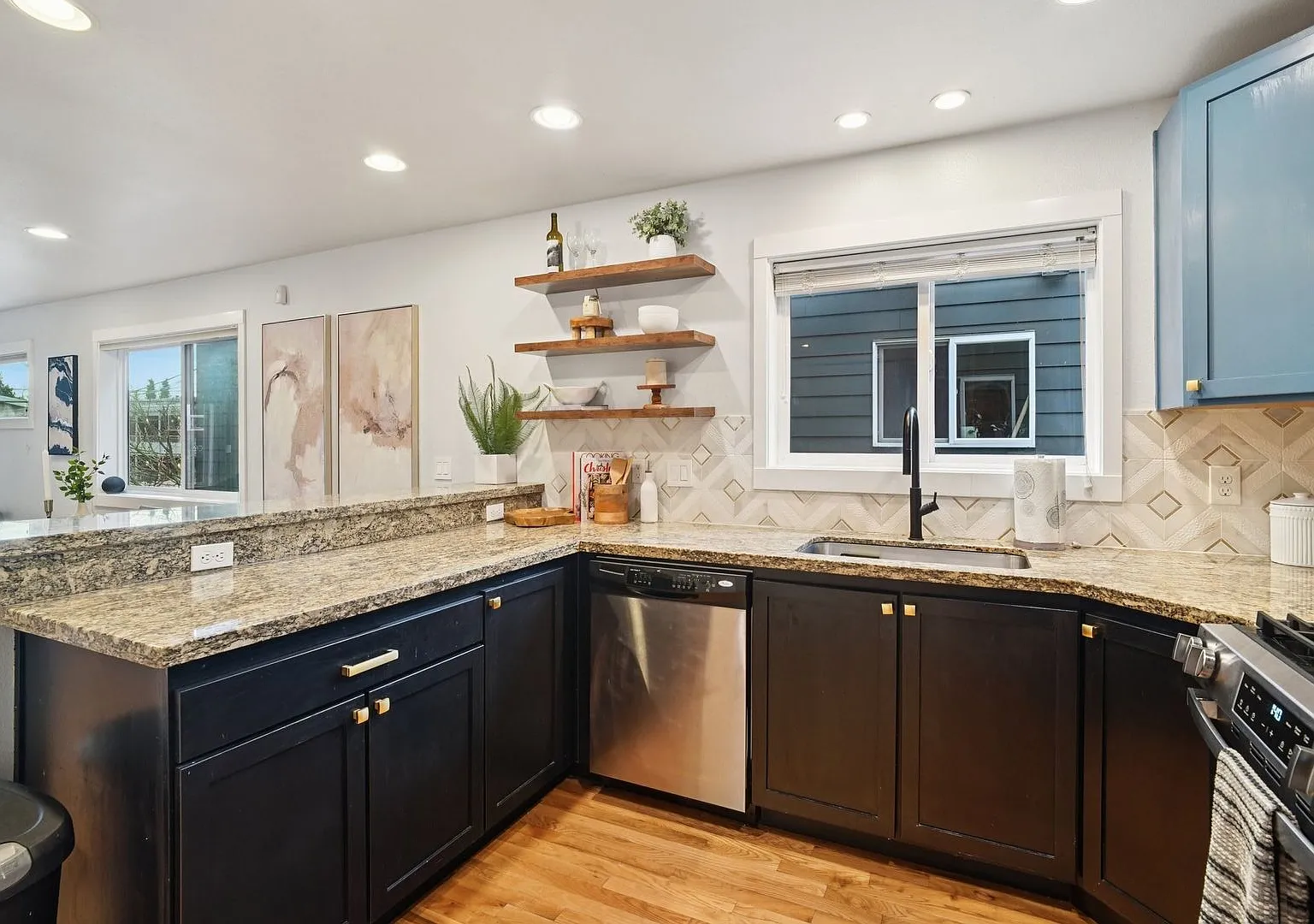 Stylish 3-Bed, 2.5 bath Townhome in Greenwood — Photo 4