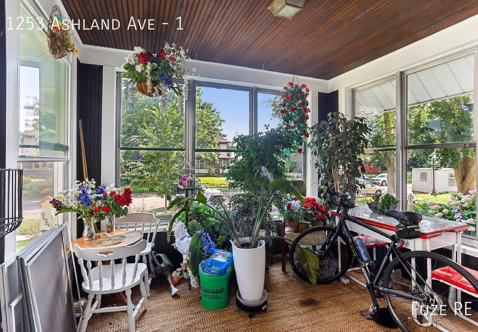 * Move-In Special! * Charming 2 Bedroom in Desirable St. Paul Neighborhood - Available Now! — Photo 4