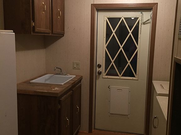 Laundry w/sink and freezer