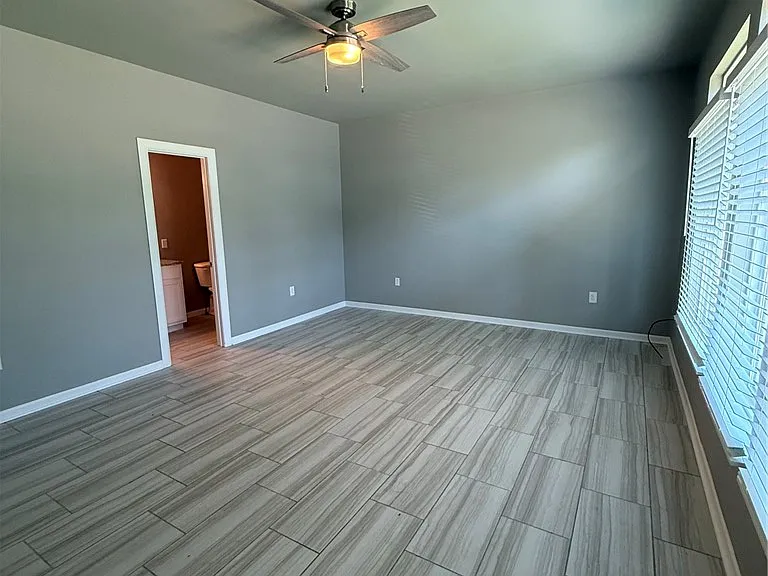 402 E Hemlock St — Photo 3