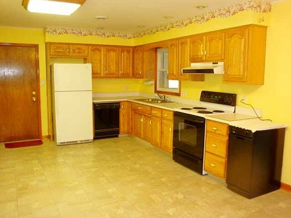3rd image of 487 Meadow Dr