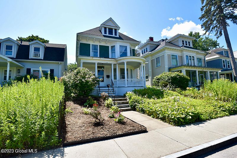 3rd image of 1084 Parkwood Boulevard