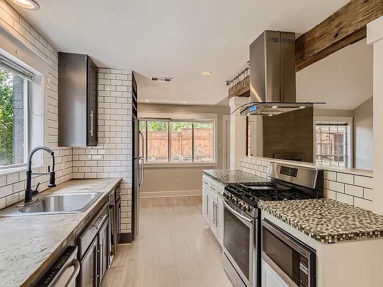 905 Echo Ln — Photo 8