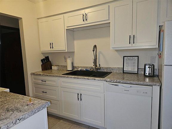 5th image of 803 Stewart St