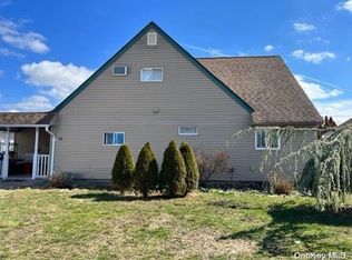 31 Pleasant Ln, Levittown, NY 11756