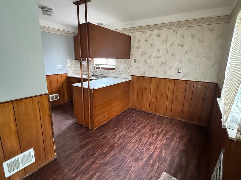 23528 Columbus Ave — Photo 10