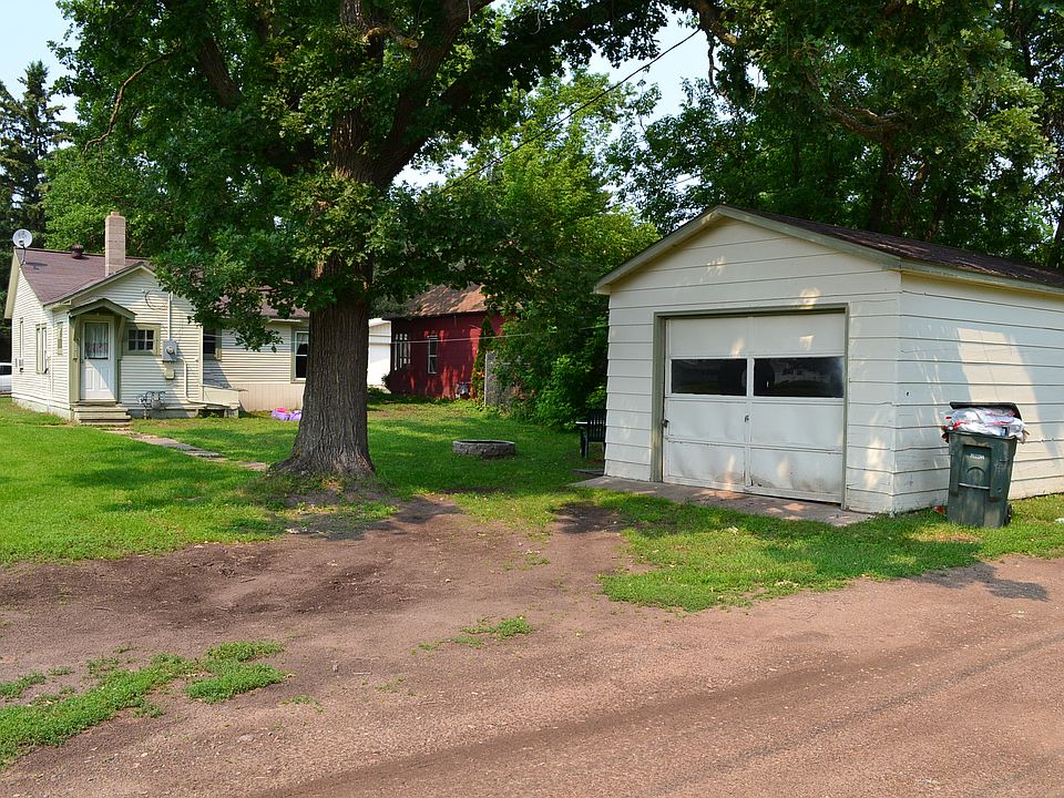 2nd image of 208 6th St NE