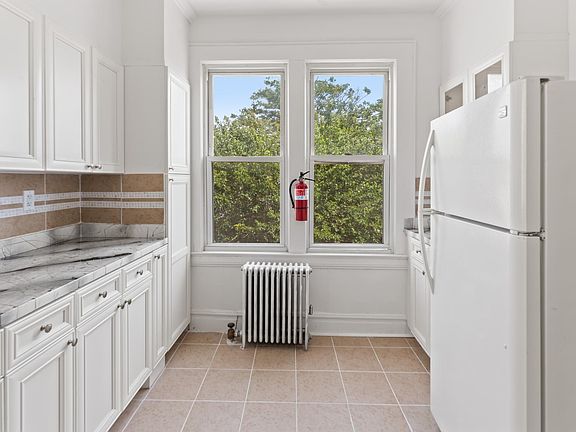 4th image of 362 Myrtle Ave Floor 2