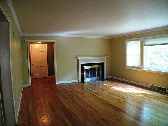 2nd image of 1700 W Moss Ave APT A