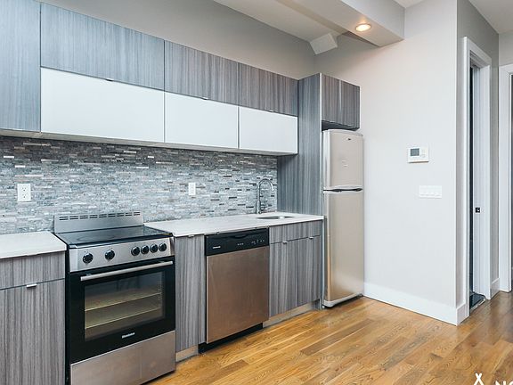 3rd image of 1491 Gates Ave APT 1L