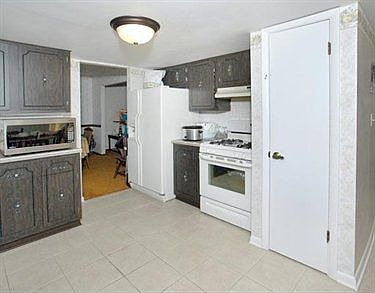 5th image of 2274 Robert St