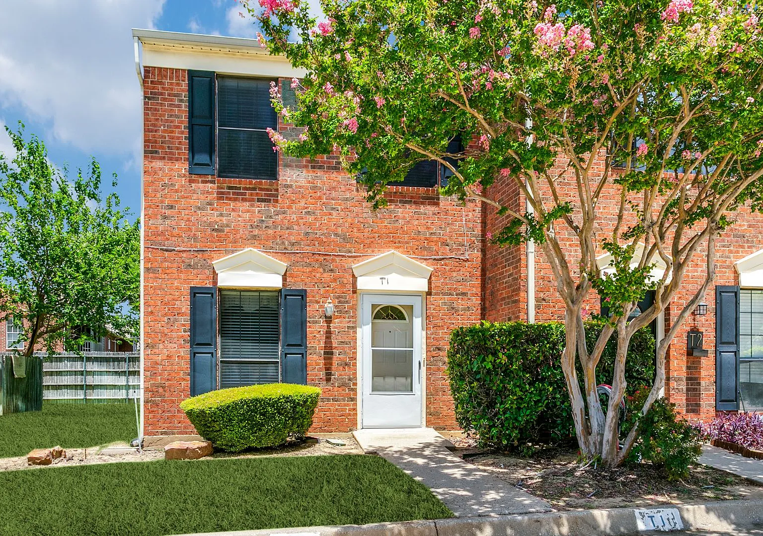 Charming 2-Bedroom Condo in Coppell! — Photo 1