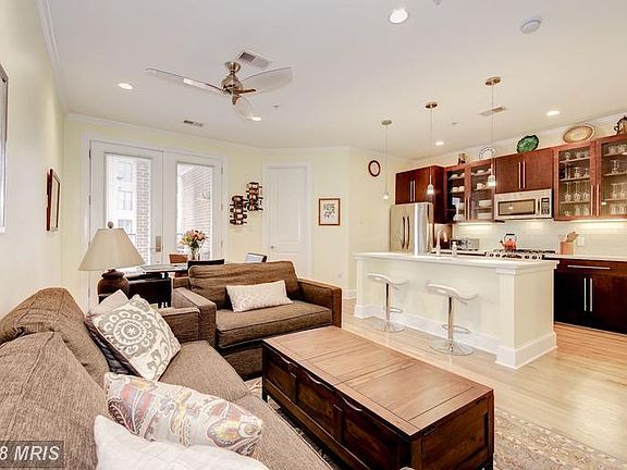 Living Area (1 of 3)