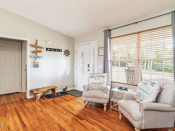5th image of 945 Holiday Ln