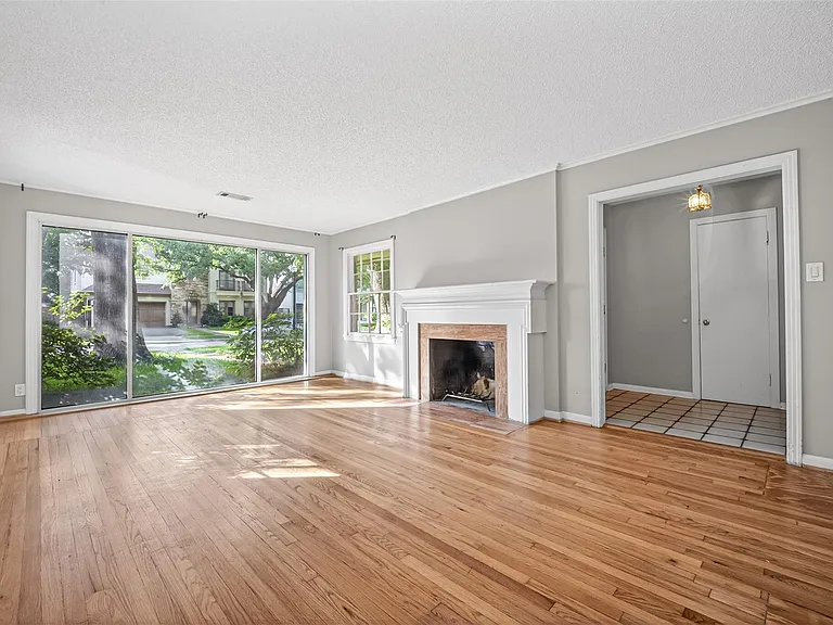 3731 Drake St — Photo 2