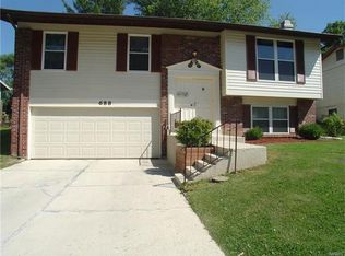 688 Walnut Point Ct, Ballwin, MO 63021