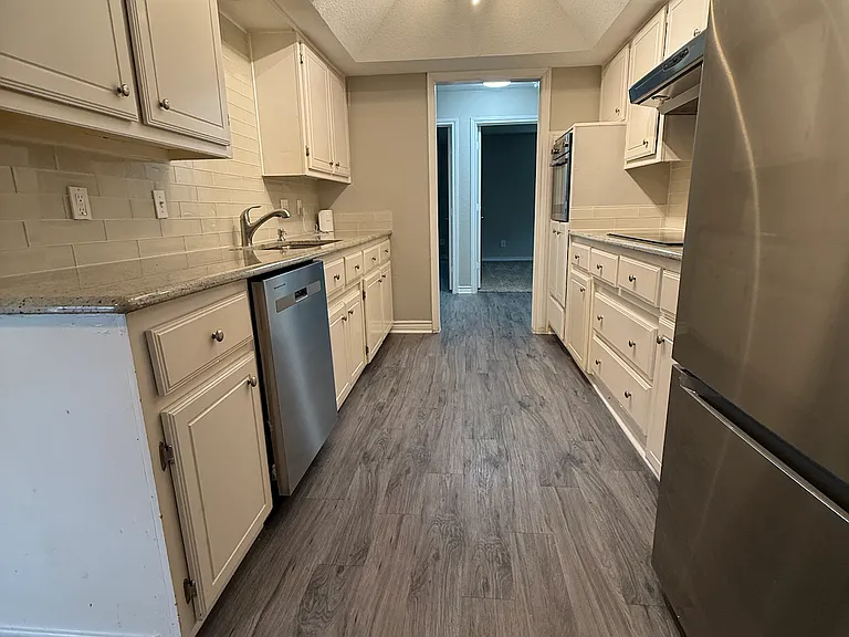 2425 Coleshire Dr — Photo 17
