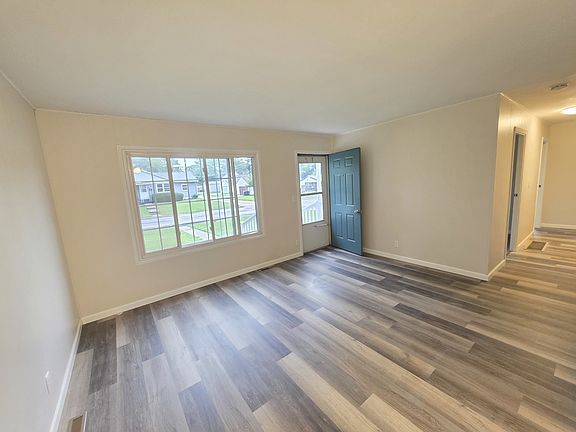 4th image of 910 W 11th St