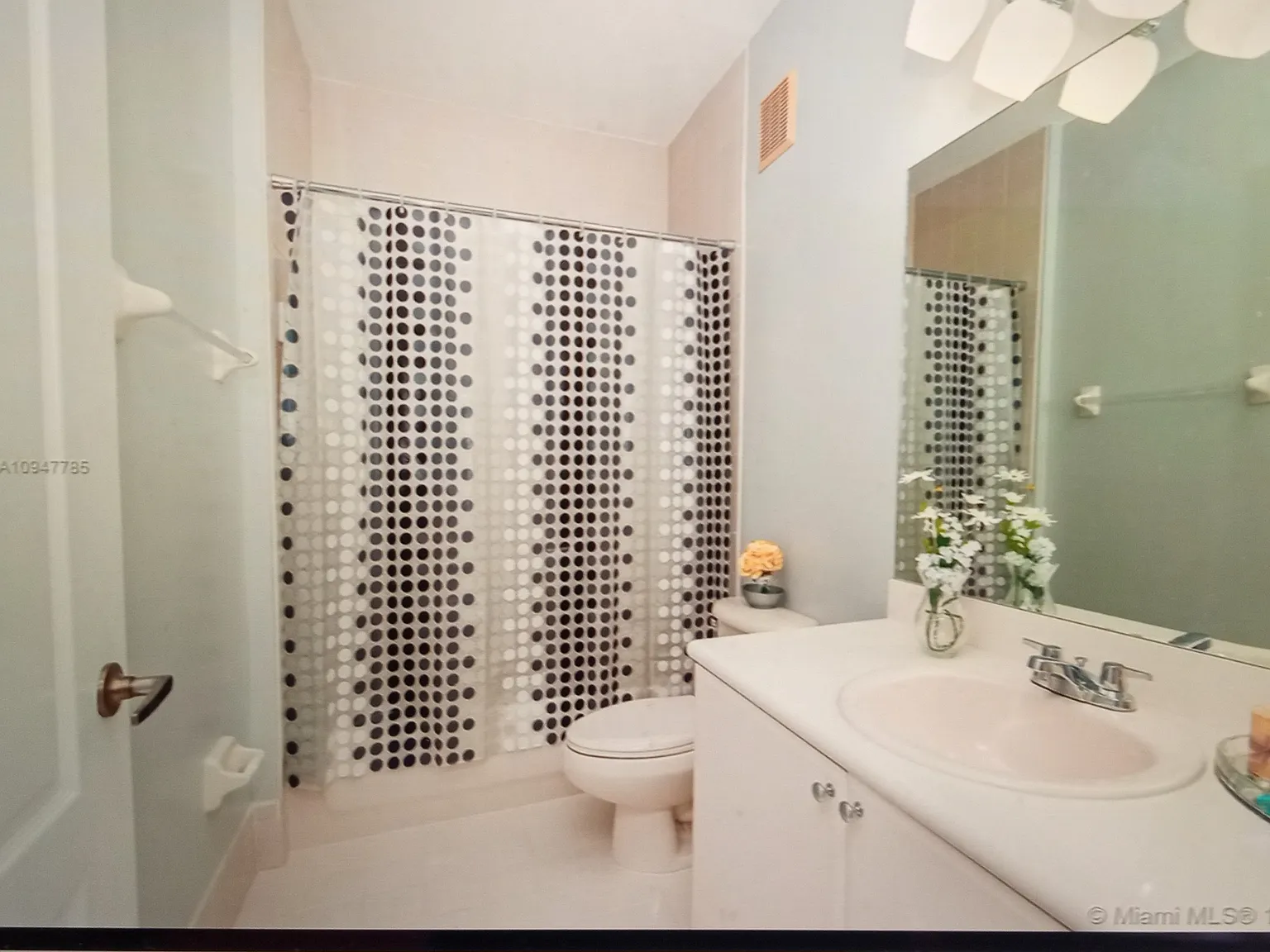 3 bed, 1086 sqft, $3,400 — Photo 4