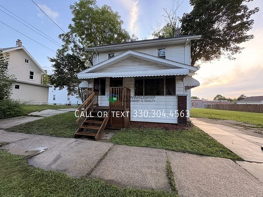 Three Bedroom, One Bathroom Home In Akron - Available Now! — Photo 2