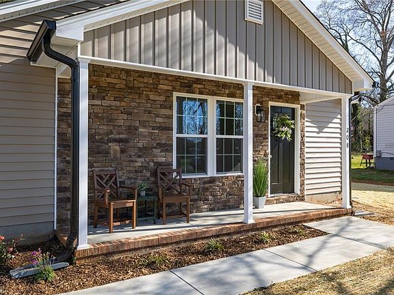4th image of 208 Circle Dr
