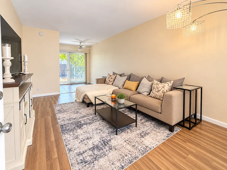 13548 Burbank Blvd #2