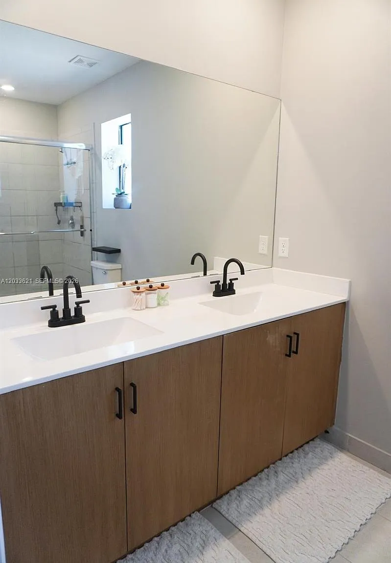 4 bed, 2205 sqft, $4,325 — Photo 3