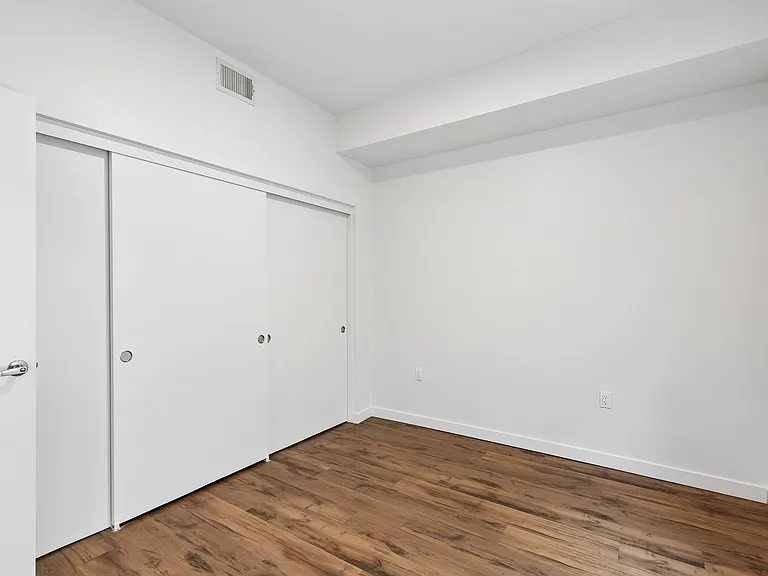 Maxwell Apartments — Photo 17