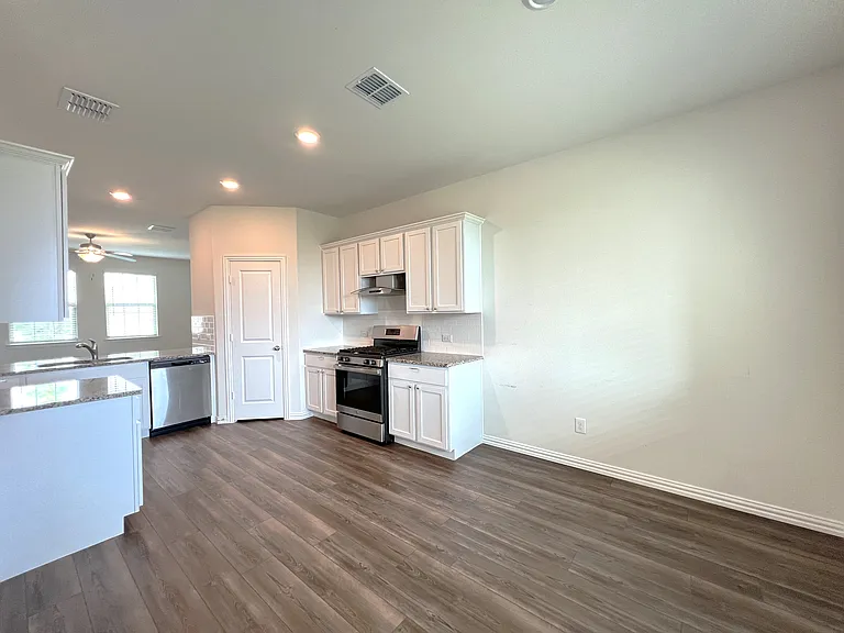 1511 Avery Pointe Dr — Photo 9