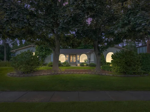 54860 Arrowhead Dr, Shelby Township, MI 48315