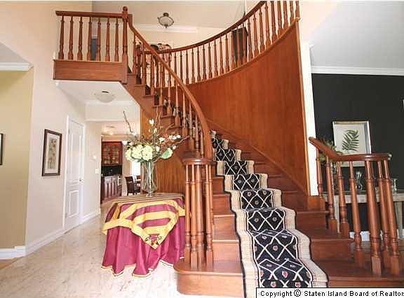2nd image of 10 Saint James Pl
