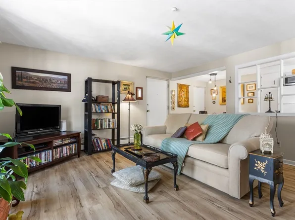 20 Colonial Dr Unit 11, Andover, MA 01810