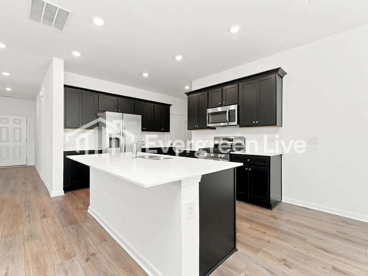 6 bed, 4.0 bath, 3009 sqft, $2,560 — Photo 4