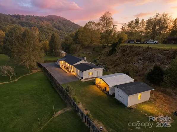 63 Raleigh Ln, Hot Springs, NC 28743