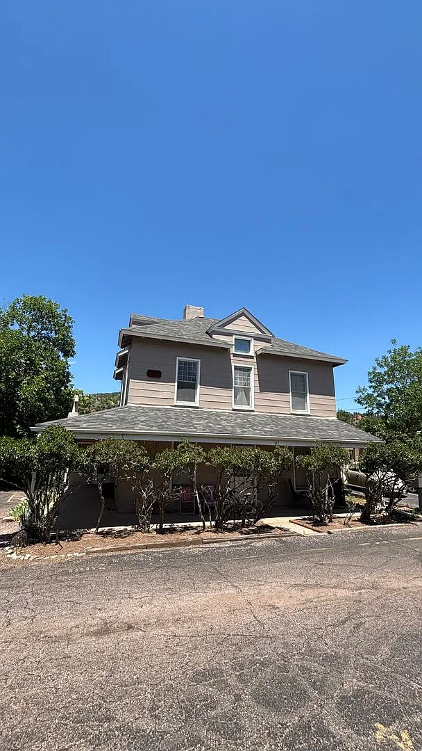Charming 2-bedroom, 1-bath unit located in desirable Manitou Springs — Photo 1