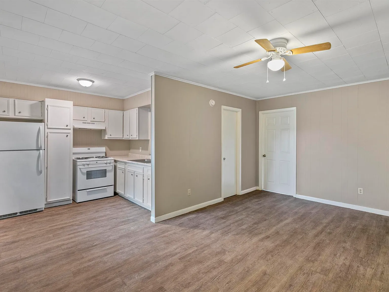 1 bed, $810 — Photo 1