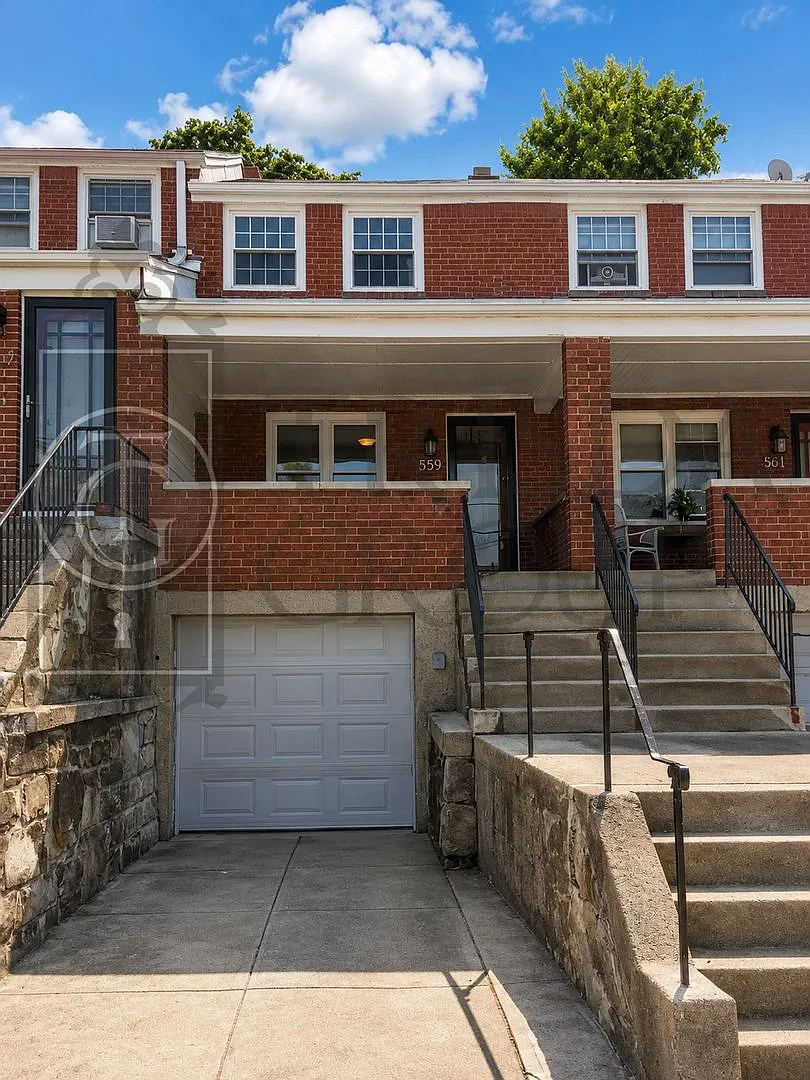 Avail Oct 21st: Mt Washington Rowhouse W/ Garage, Laundry, Ac, Hw Floors, Pets Ok! — Photo 1