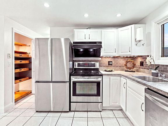 3rd image of 10 Freeman St APT 2