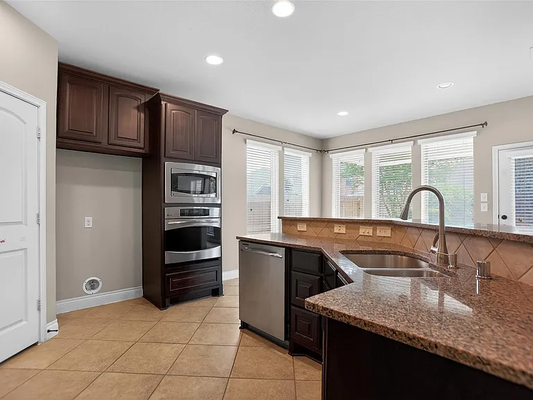 6535 Arroyo Springs Ln — Photo 25