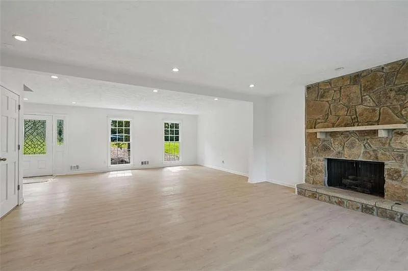 5 bed, 3.5 bath, 2696 sqft, $3,750 — Photo 4