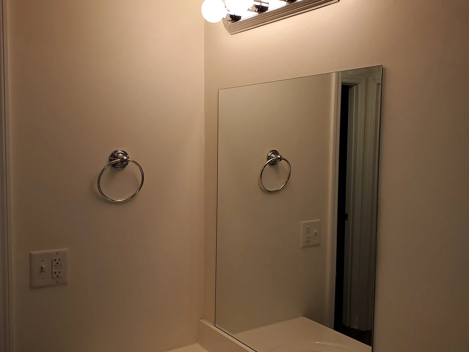 2 bed, 1.0 bath, $995 — Photo 2
