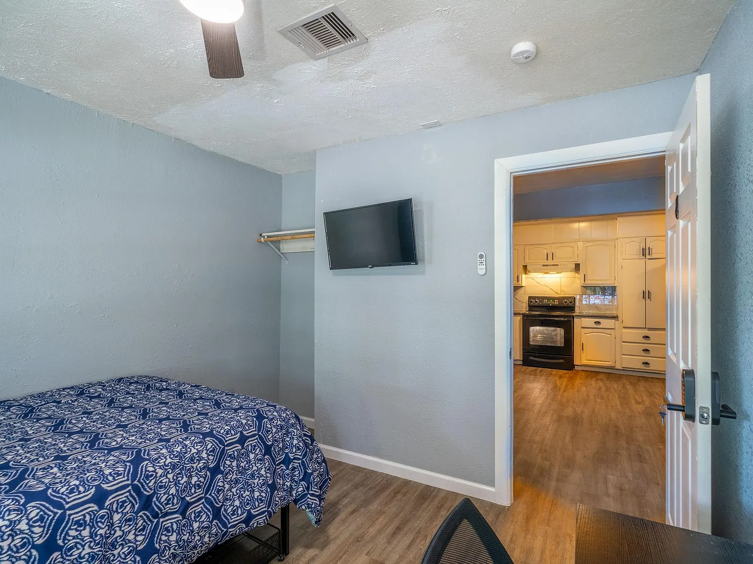 4 bed, 3.0 bath, 1978 sqft, $724 — Photo 1