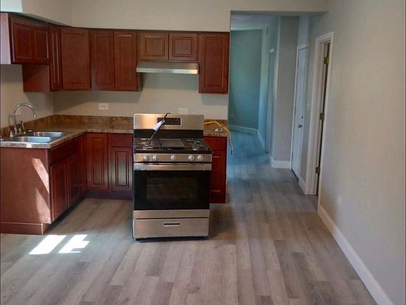 3rd image of 8812 S Escanaba Ave #1