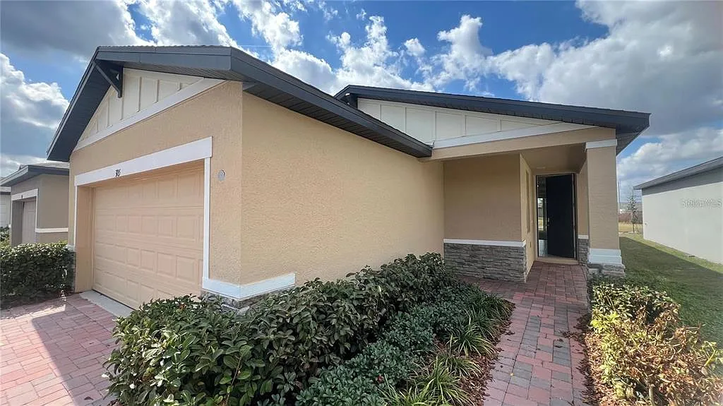 4 bed, 2.0 bath, 1610 sqft, $1,970 — Photo 2