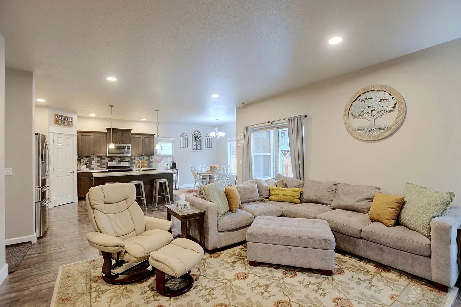 3 bed, 2.0 bath, 2077 sqft, $3,496 — Photo 2