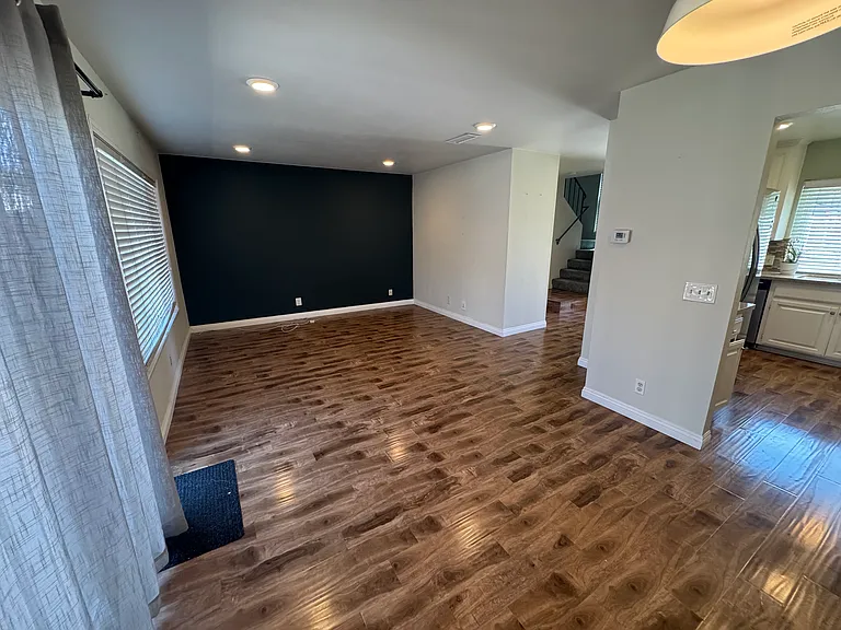 860 Hartford Ln — Photo 2