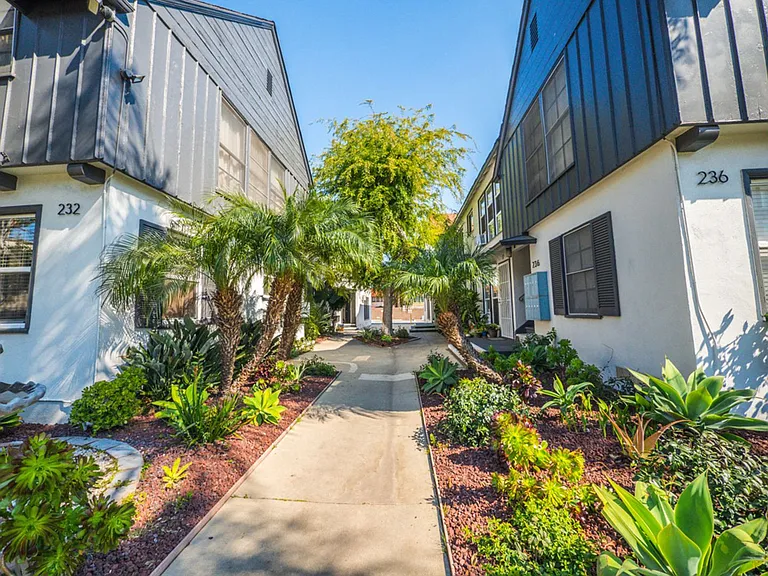 232-6 S. Harvard Blvd — Photo 27