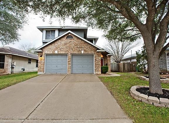 Exterior front/driveway view