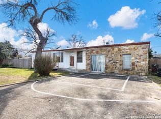 807 26th St, Hondo, TX 78861