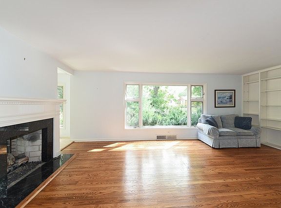 3rd image of 602 N Vine St